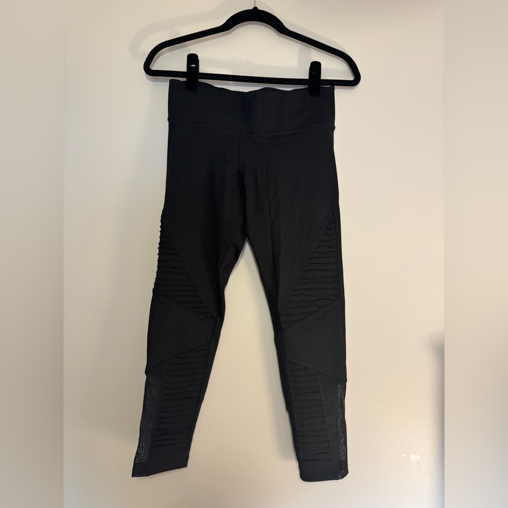 Pink Ultimate cropped Legging. Size S
